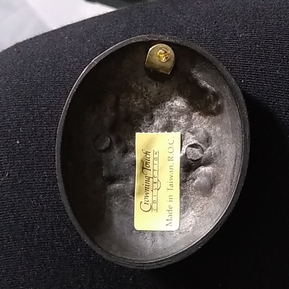 Crowning Touch Collection Brass Cameo - Picture 2 of 6